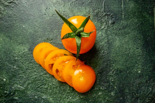 짙은 녹색 배경에 잘 익은 과일 야채 색상 샐러드에 얇게 썬 오렌지 토마토