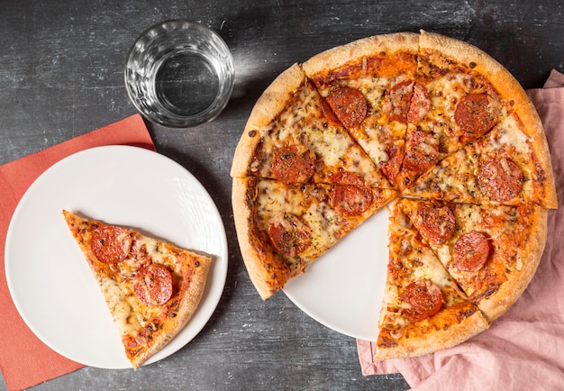 Вид сверху нарезанной пиццы пепперони