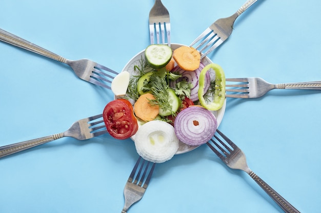 新鮮な野菜とスパイスのスライスしたフォークの上面図