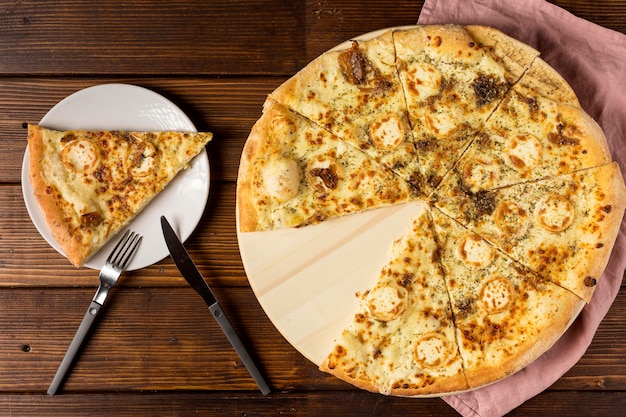 チーズとスライスしたピザの上面図