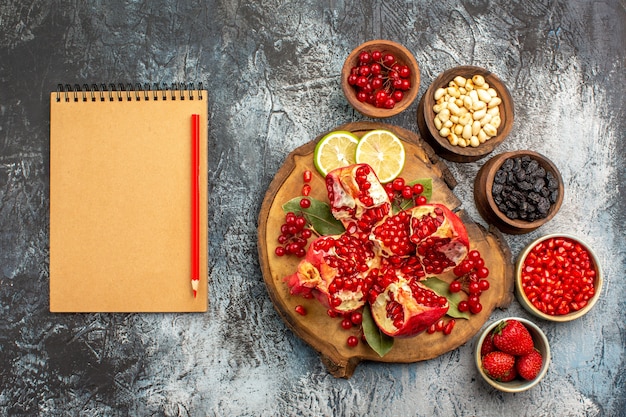 Foto gratuita vista dall'alto di melograni a fette con vari ingredienti