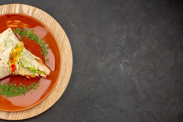 블랙 접시 안에 얇게 썬된 shaurma 맛있는 고기 샌드위치의 상위 뷰