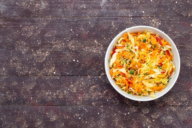 상위 뷰 슬라이스 야채 샐러드 신선하고 갈색 책상 야채 음식 식사 요리 신선한 접시 안에 소금에 절인 photo