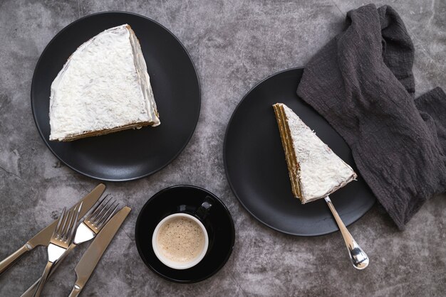 Вид сверху кусочки торта с кофе на столе