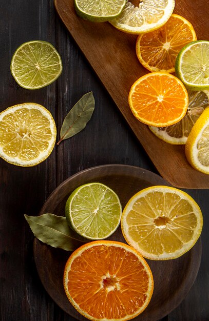 柑橘系の果物のスライスのトップビュー