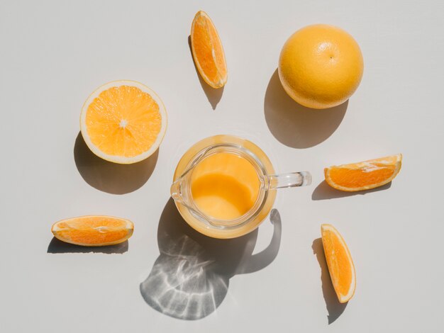 Вид сверху ломтики апельсина и апельсинового сока