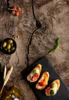 Бесплатное фото Ломтики вид сверху с помидорами и сливками