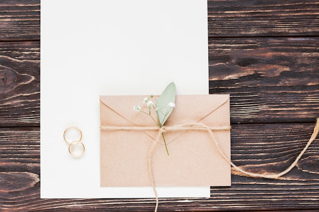 Foto gratuita vista dall'alto piccolo regalo per il matrimonio