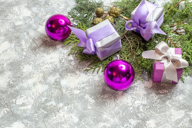 상위 뷰 작은 선물 소나무 나뭇가지 회색 표면에 크리스마스 트리 장난감