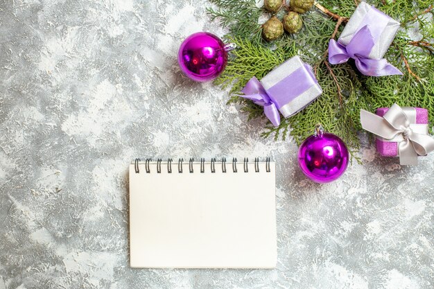 상위 뷰 작은 선물 소나무 나뭇가지 회색 표면에 크리스마스 트리 장난감 노트북
