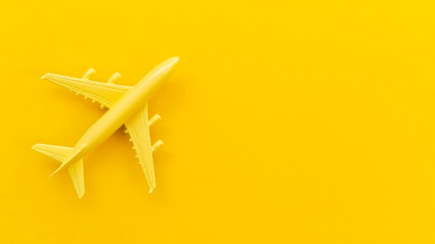 トップビューの小さな黄色の飛行機