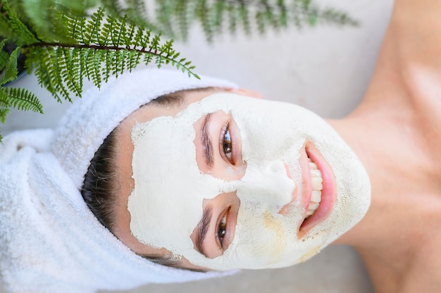 Foto gratuita vista superiore della donna che indossa la maschera facciale