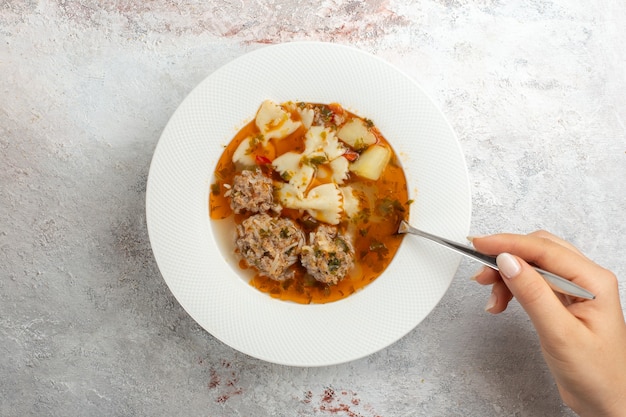 Вид сверху суп с мясом вкусный суп с пастой и мясом на светлом фоне