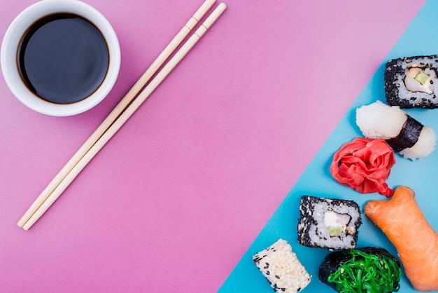 Foto gratuita rotoli di sushi e salsa di soia vista dall'alto sul tavolo