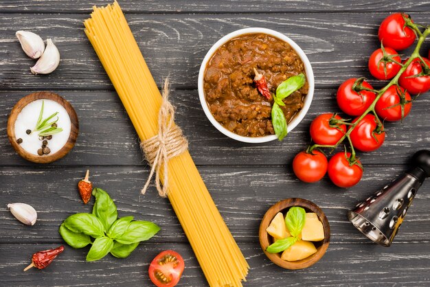 Foto gratuita vista dall'alto spaghetii ingredienti bolognesi