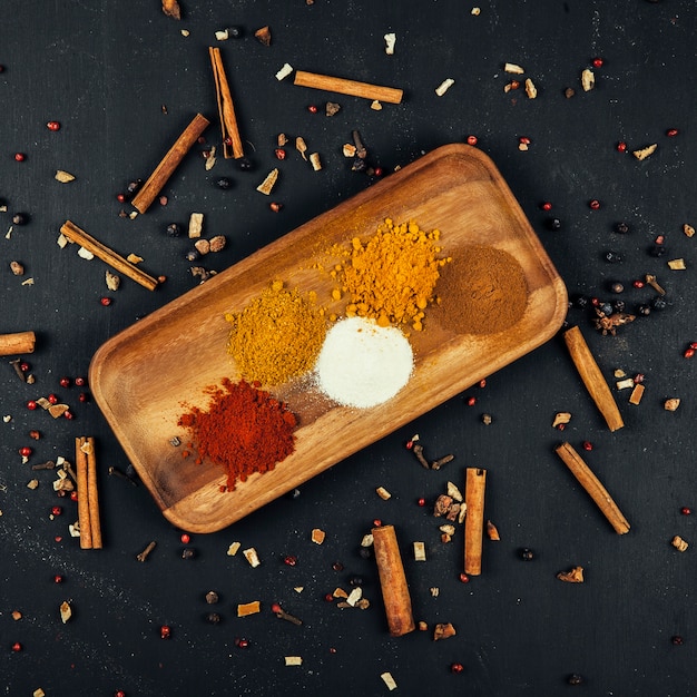 Free photo top view of spices decoration with cinnamon