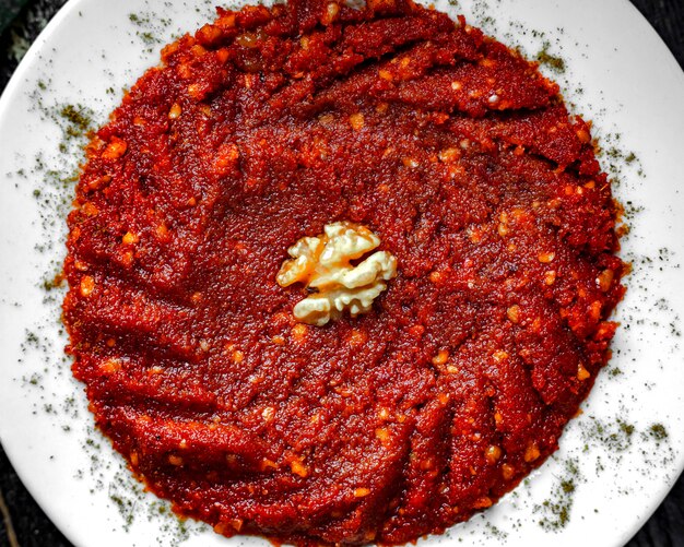 Foto gratuita vista superiore della miscela piccante del peperone dolce guarnita con la noce