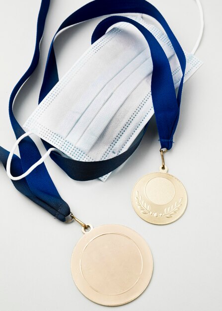 医療マスクの横にある平面図スポーツメダル
