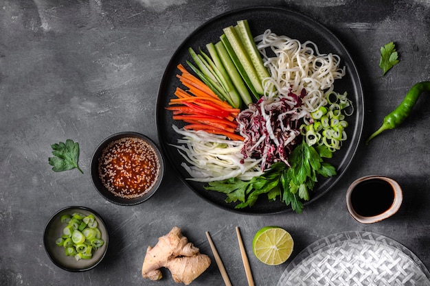 Foto gratuita vista dall'alto del concetto di ingredienti di involtini primavera