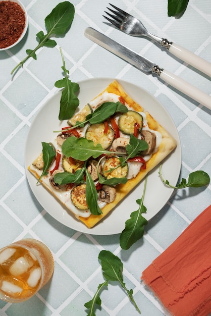 Foto gratuita pizza quadrata con spinaci vista dall'alto