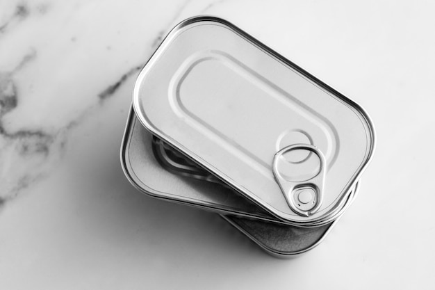 銀のブリキ缶の上面図スタック