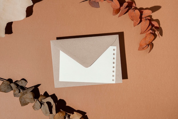 乾燥した葉と文房具の封筒の上面図