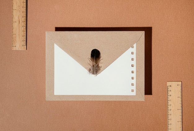 羽と文房具の封筒の上面図