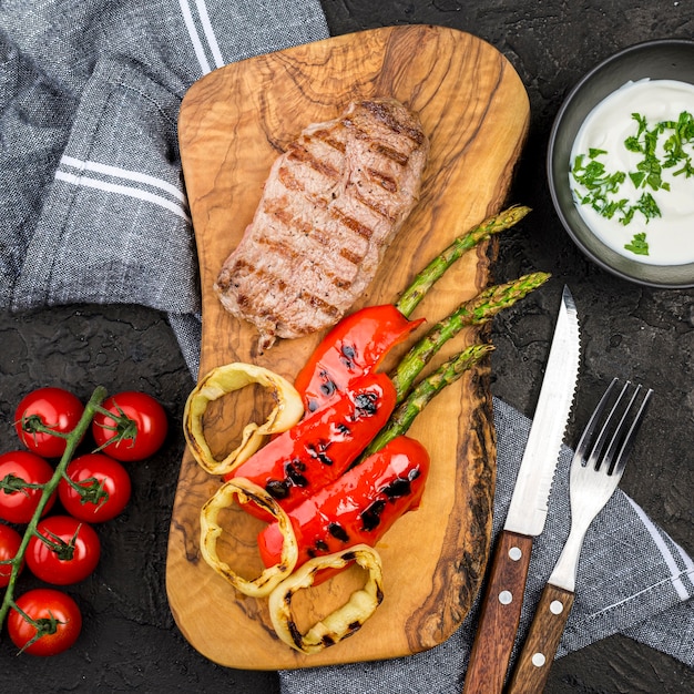 Free photo top view of steak with cutlery