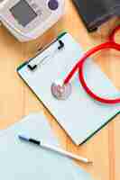 Free photo top view stethoscope on clipboard