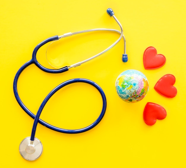 Free photo top view of stethoscope with hearts