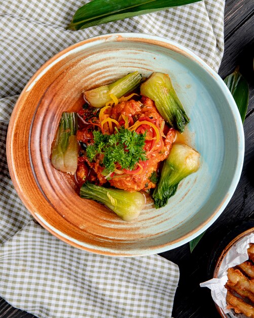 격자 무늬 직물에 접시에 매운 토마토 소스에 조림 야채의 상위 뷰