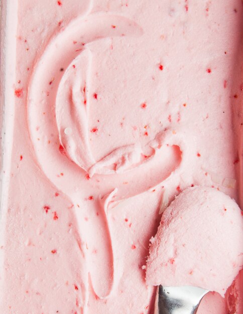 숟가락으로 상위 뷰 딸기 아이스크림