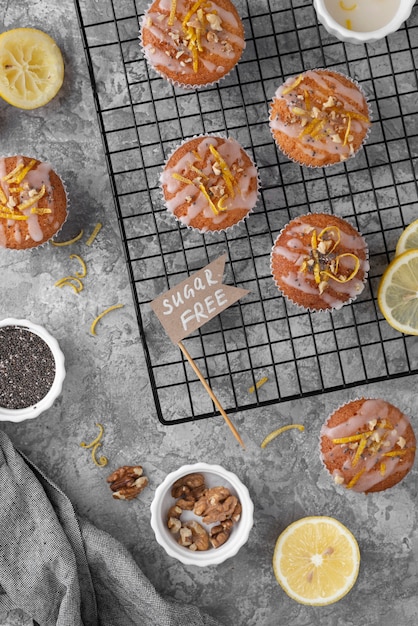 Foto gratuita disposizione dei muffin senza zucchero vista dall'alto