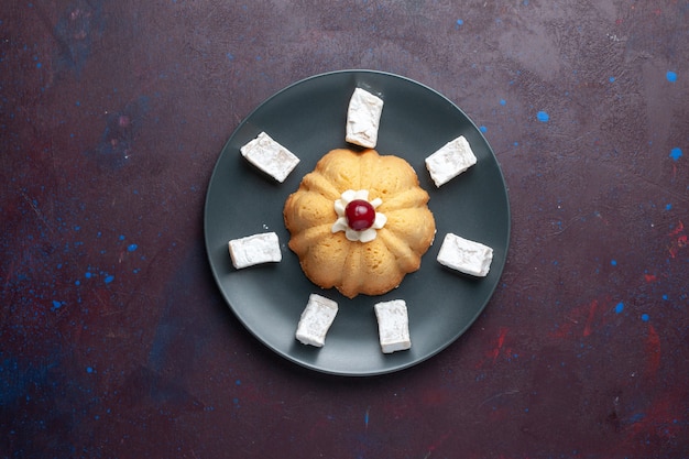 Free photo top view of sugar powdered candies delicious nougat with cake inside plate on dark surface