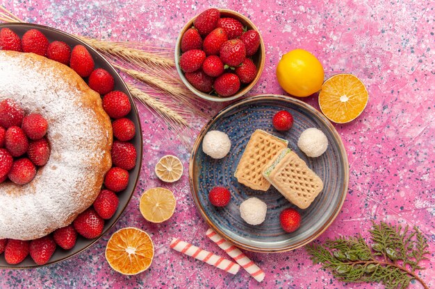 無料写真 ピンクのワッフルと砂糖粉末パイストロベリーケーキの上面図