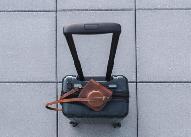 革のケースにスーツケースとレトロなカメラの平面図