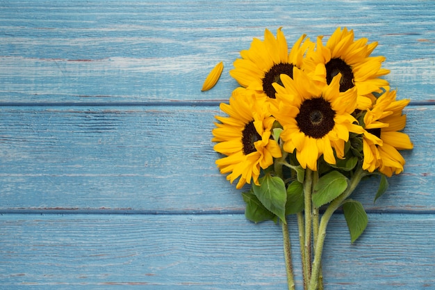 Free photo top view of sunflowers frame with copy space