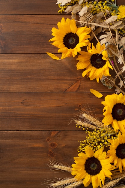 Free photo top view of sunflowers frame with copy space