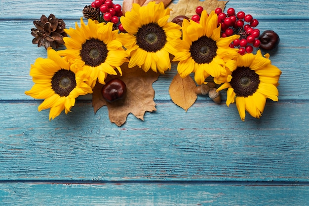 Free photo top view of sunflowers frame with copy space