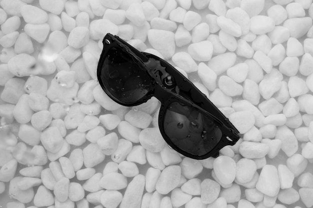 Free photo top view over sunglasses floating on water