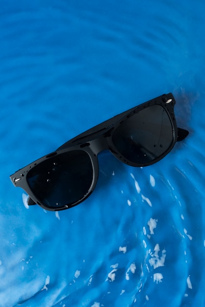 Free photo top view over sunglasses floating on water