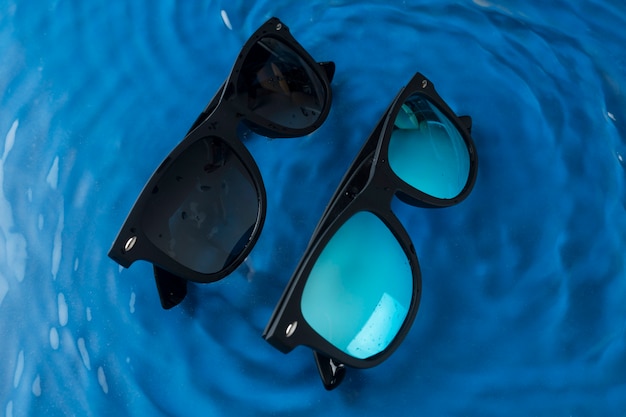 Free photo top view over sunglasses floating on water