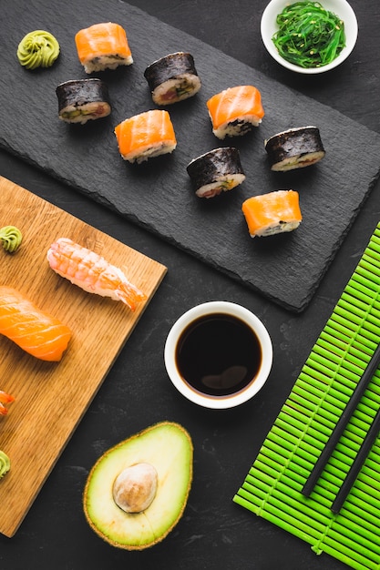 Foto gratuita disposizione di sushi di vista superiore