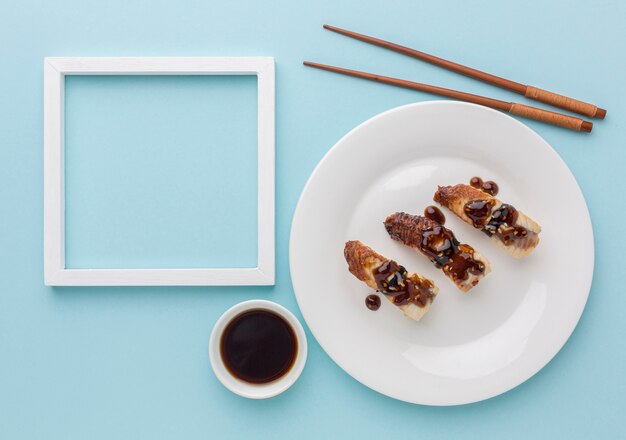 醤油と箸でトップビュー寿司日コンセプト