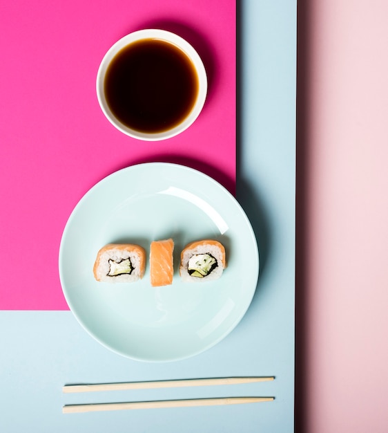 トップビュー寿司プレートと醤油