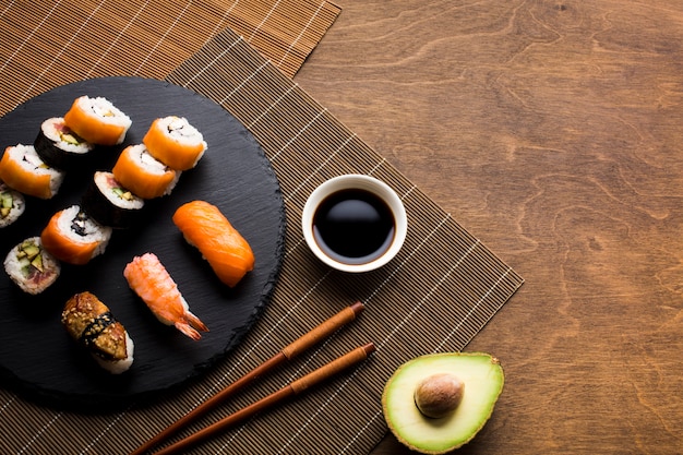 Foto gratuita vista dall'alto sushi placcatura sulla stuoia di bambù