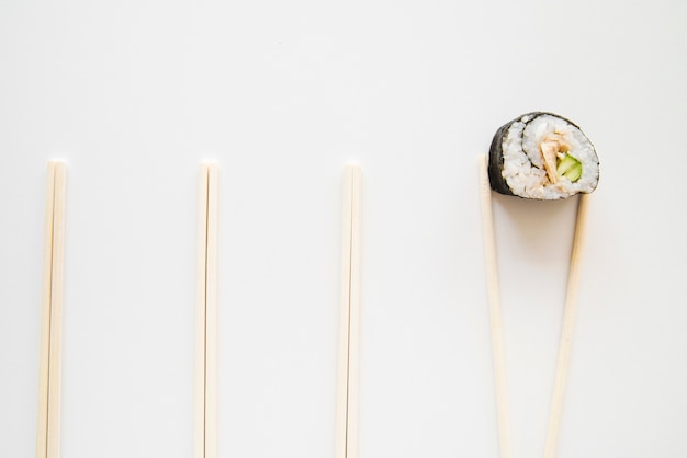 Бесплатное фото Вид сверху суши ролл с палочками для еды