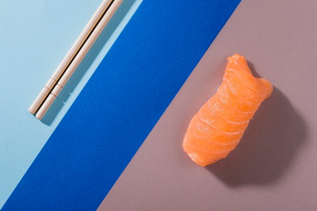 Foto gratuita rotolo di sushi vista dall'alto con salmone