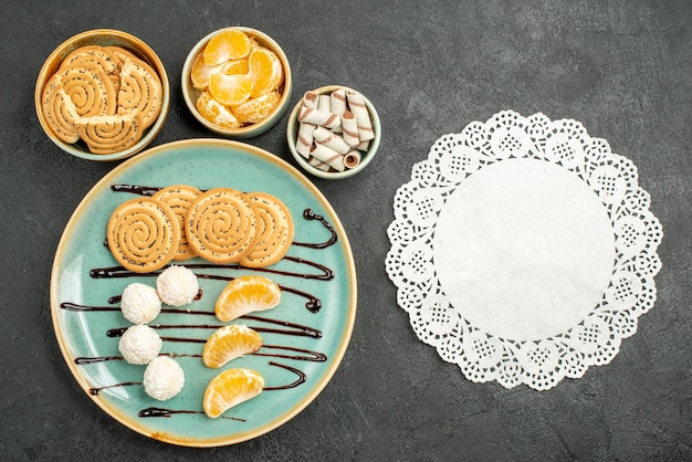 Vista dall'alto biscotti dolci con caramelle al cocco su sfondo grigio