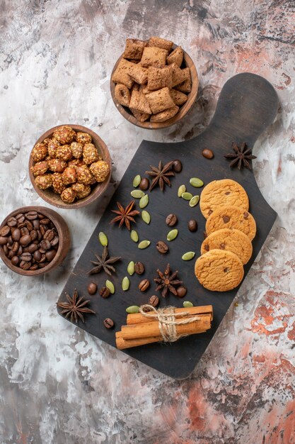 Вид сверху сладкое печенье с кофе и грецкими орехами на светлом столе